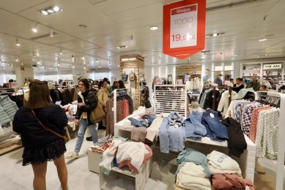 Rebajas en El Corte Inglés del Paseo Zorrilla en Valladolid. -PHOTOGENIC.
