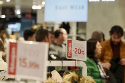 Rebajas en El Corte Inglés del Paseo Zorrilla en Valladolid. -PHOTOGENIC.