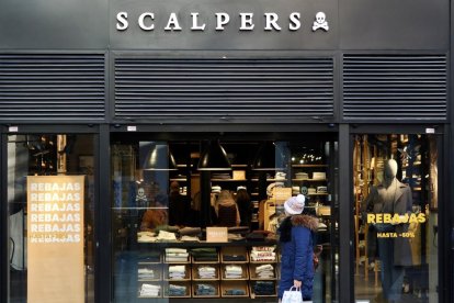 Comienzan las rebajas en la calle Santiago de Valladolid. -PHOTOGENIC.
