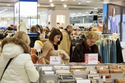 Rebajas en El Corte Inglés del Paseo Zorrilla en Valladolid. -PHOTOGENIC.