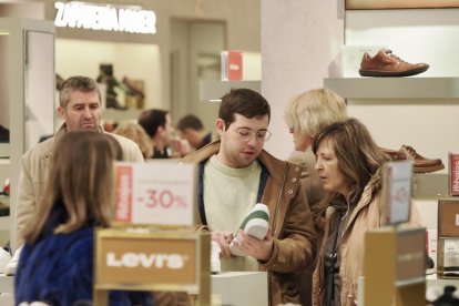 Rebajas en El Corte Inglés del Paseo Zorrilla en Valladolid. -PHOTOGENIC.