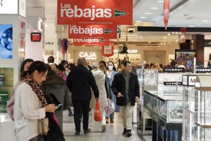 Rebajas en El Corte Inglés del Paseo Zorrilla en Valladolid. -PHOTOGENIC.