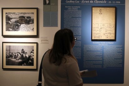 Una mujer contempla la exposición. | ICAL
