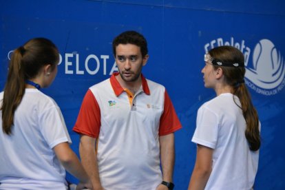 Neus y marta con el seleccionador Iván del Río. / EL MUNDO