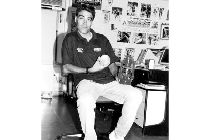 El ciclista Fernando Quevedo con el farolillo y la medalla del Tour 92. / MONTSE ÁLVAREZ