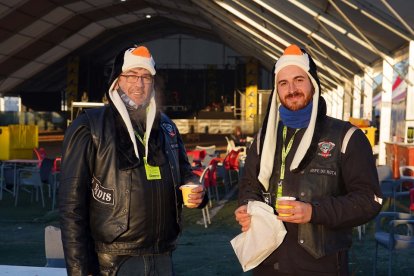 Los moteros de Guadalajara Adrián y José disfrutan de un café el sábado por la mañana en la concentración invernal Pingúinos 2022. -ICAL
