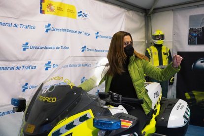 La delegada del Gobierno, Virginia Barcones, visita acompañada de la coordinadora de la DGT en Castilla y León, Inmaculada Matías, la carpa de la Dirección General de Tráfico en las instalaciones de Pingüinos. -ICAL