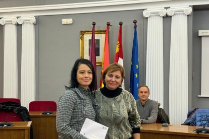 Gratificación de 50€. AMPA Rosa Chacel. CEIP Obispo
Barrientos. Entrega el premio Rosa Hidalgo, coordinadora municipal
de Educación. -E.M.