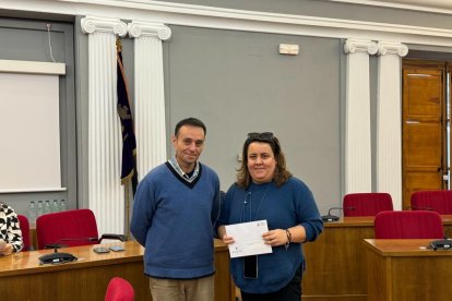 Segundo Premio. Nuestra Sra. de las
Mercedes. Entrega el Premio, representante de la Mancomunidad
Tierras de Medina. E.M.