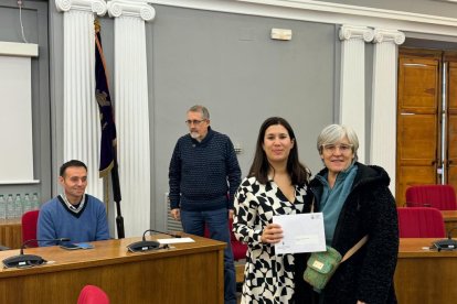 Primer premio. AMPA Colegio San Juan de
Cruz, Entrega el premio, Nadia González, Concejal de Turismo y
Festejos. E.M.