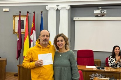 Primer premio. AMPA Colegio Lope de
Vega, Entrega el premio, Cristina Aranda, Concejal de Educación y
Cultura. E.M.