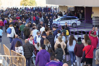 Colas interminables en los accesos a Zorrilla./ J.M. LOSTAU