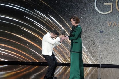 Sigourney Weaver recibió el Goya Internacional de manos de Juan Antonio Bayona