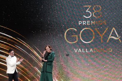 Sigourney Weaver recibió el Goya Internacional de manos de Juan Antonio Bayona.- ICAL
