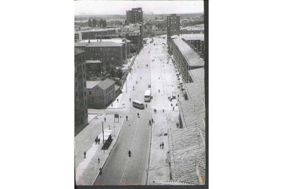 Paseo de Zorrilla con el sanatorio del Doctor Quemada a la izquierda en el barrio La Farola en la década de 1960.- ARCHIVO MUNICIPAL VALLADOLID