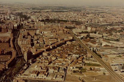 Panorámica del barrio La Farola flanqueado por el paseo de Zorrilla y la vía del ferrocarril en 1984.- ARCHIVO MUNICIPAL VALLADOLID