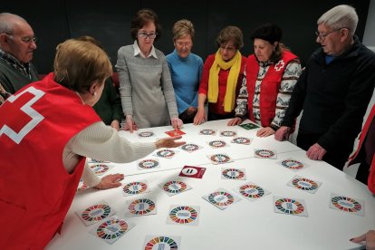 Personas mayores en una de las actividades que organiza Cruz Roja.-Cruz Roja.