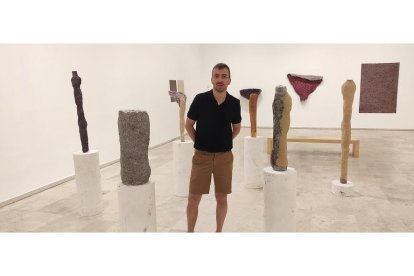 Bestué posa con sus obras en la Sala 9