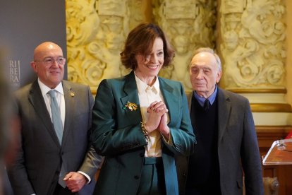 Sigourney Weaver con el presidente de la Academia Méndez Leite y Jesús Julio Carnero.-ICAL