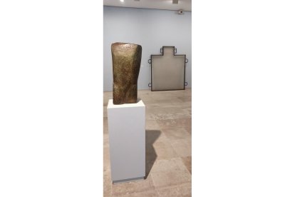 Dos esculturas de Chillida y Plensa