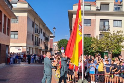 Izado de bandera por parte de la Guardia Civil en Laguna de Duero - E. M.