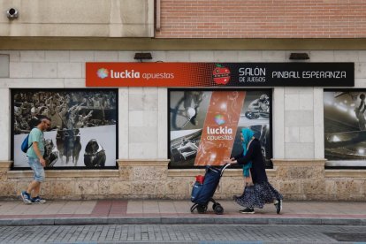 Salón de juegos. Pinball La Esperanza en el barrio de La Farola en la actualidad. - PHOTOGENIC