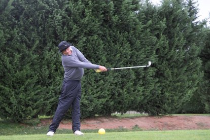 Javier Olmedo en el tee del Hoyo 10. / M. G. EGEA