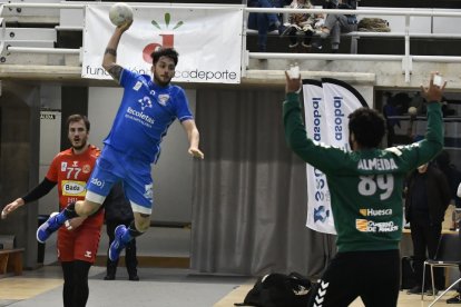 Dani Pérez trata de batir a Almeida en el duelo ante Huesca. / LOF