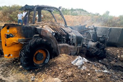 Incendio producido en una máquina cargadora en Corrales de Duero (Valladolid). Ical