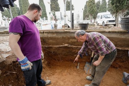 Del Olmo, derecha, junto a otro miembro del equipo de excavación.- J. M. LOSTAU