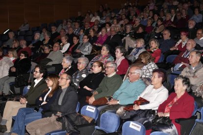 Homenajea las personas mayores voluntarias de los centros de Vida Activa - J.M. LOSTAU