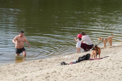 La playa de Moreras en Valladolid recibe a sus primeros bañistas. -J.M. LOSTAU