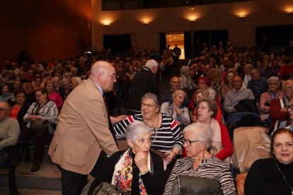 Homenajea las personas mayores voluntarias de los centros de Vida Activa - E.M.