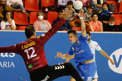 Serrano busca batir por arriba a Moyano. / J. M. LOSTAU