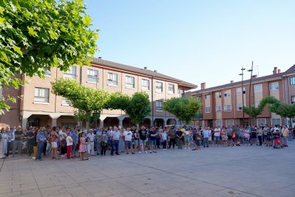 Concentración de vecinos de Santovenia de Pisuerga para reclamar el fin de la violencia y mostrar su apoyo a la Guardia Civil. Ical