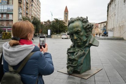 Estatua de los Premios Goya en la plaza de Portugalete de Valladolid. -J.M. LOSTAU