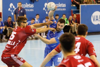 Méndez es sujetado por el visitante Serradilla. / LOSTAU