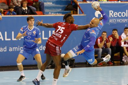 Recoletas Atlético Valladolid - Balonmano Logroño. / JUAN MIGUEL LOSTAU.