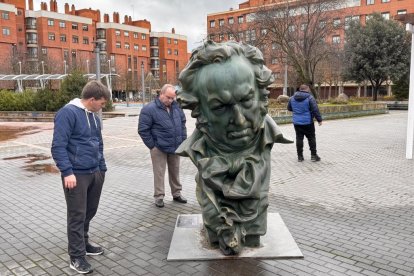 Estatua de los Premios Goya en la plaza de la Solidaridad de Valladolid. -J.M. LOSTAU