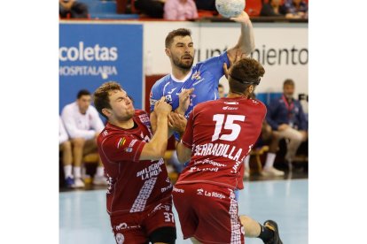 Recoletas Atlético Valladolid - Balonmano Logroño. / JUAN MIGUEL LOSTAU.
