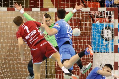 Recoletas Atlético Valladolid - Balonmano Logroño. / JUAN MIGUEL LOSTAU.