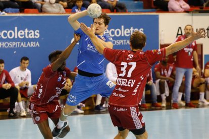 Recoletas Atlético Valladolid - Balonmano Logroño. / JUAN MIGUEL LOSTAU.