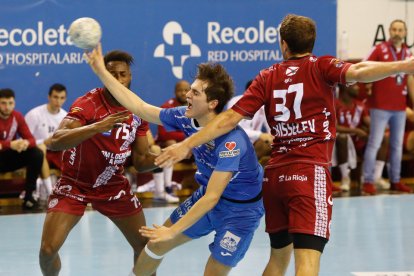 Recoletas Atlético Valladolid - Balonmano Logroño. / JUAN MIGUEL LOSTAU.