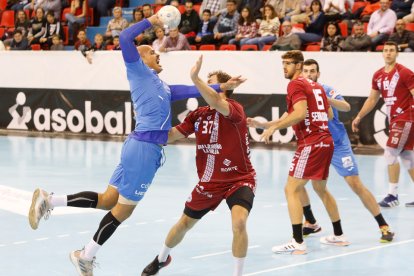 Recoletas Atlético Valladolid - Balonmano Logroño. / JUAN MIGUEL LOSTAU.