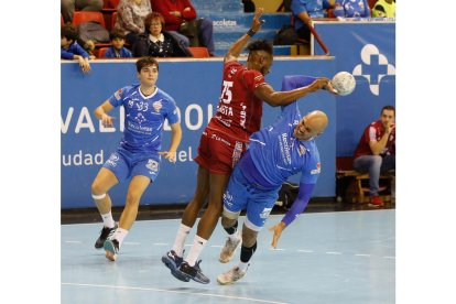 Recoletas Atlético Valladolid - Balonmano Logroño. / JUAN MIGUEL LOSTAU.