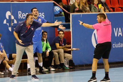 Recoletas Atlético Valladolid - Balonmano Logroño. / JUAN MIGUEL LOSTAU.