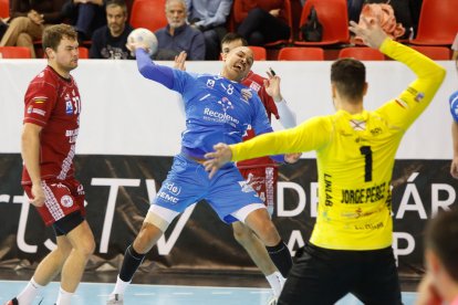 Recoletas Atlético Valladolid - Balonmano Logroño. / JUAN MIGUEL LOSTAU.