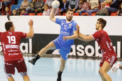 Recoletas Atlético Valladolid - Balonmano Logroño. / JUAN MIGUEL LOSTAU.