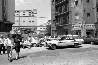 Antigua cervecera 'Cruz Blanca', tapia del solar que dividía en dos la calle Verbena y pasaje entre Verbena y la Plaza de los Vadillos. Junio de 1990.  J. M. LOSTAU