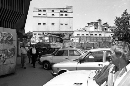 Antigua cervecera 'Cruz Blanca', tapia del solar que dividía en dos la calle Verbena y pasaje entre Verbena y la Plaza de los Vadillos. Junio de 1990.  J. M. LOSTAU